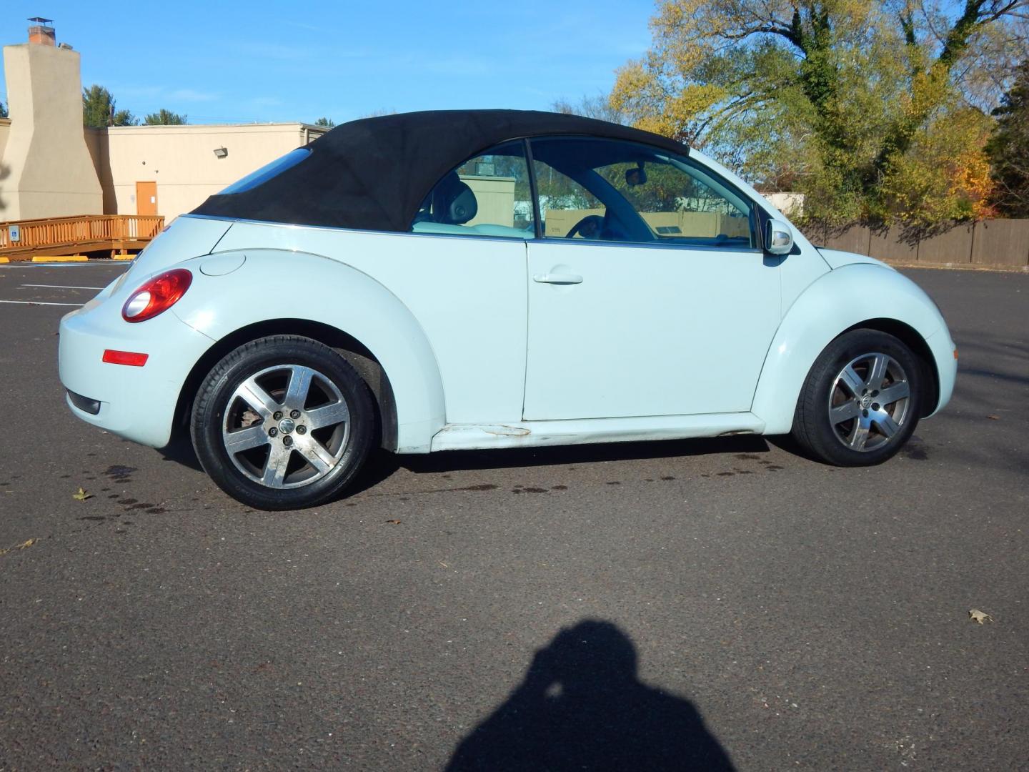 2006 Blue /Black leather Volkswagen New Beetle 2.5L Convertible (3VWRF31Y66M) with an 2.5L L5 DOHC 20V engine, Automatic transmission, located at 6528 Lower York Road, New Hope, PA, 18938, (215) 862-9555, 40.358707, -74.977882 - Here we have a VW Beetle with a 2.5L 5 cylinder engine putting power to the front wheels via an automatic transmission. Options include: black leather, AC/HEAT, heated front seats, AM/FM/SAT/CD radio, tilt steering wheel, cruise control, power windows/locks/mirrors and 16 inch alloy wheels. 11/24 Pa - Photo#6