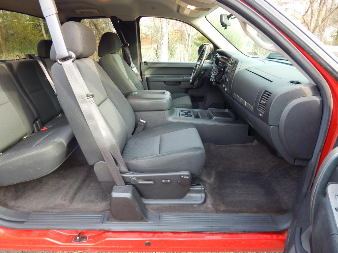 2013 RED /Black Cloth Chevrolet Silverado 1500 LT Ext. Cab Long Box 4WD (1GCRKSE78DZ) with an 5.3L V8 OHV 16V FFV engine, 6-Speed Automatic transmission, located at 6528 Lower York Road, New Hope, PA, 18938, (215) 862-9555, 40.358707, -74.977882 - Here we have a very nice Chevy Silverado with a 5.3L V8 putting power to a 4x4 automatic transmission. Options include: black cloth, dual climate controls, AM/FM/CD/AUX radio, cruise control, tilt steering wheel, automatic headlights, power windows, power locks, power mirrors, 18 inch alloy wheels a - Photo#16