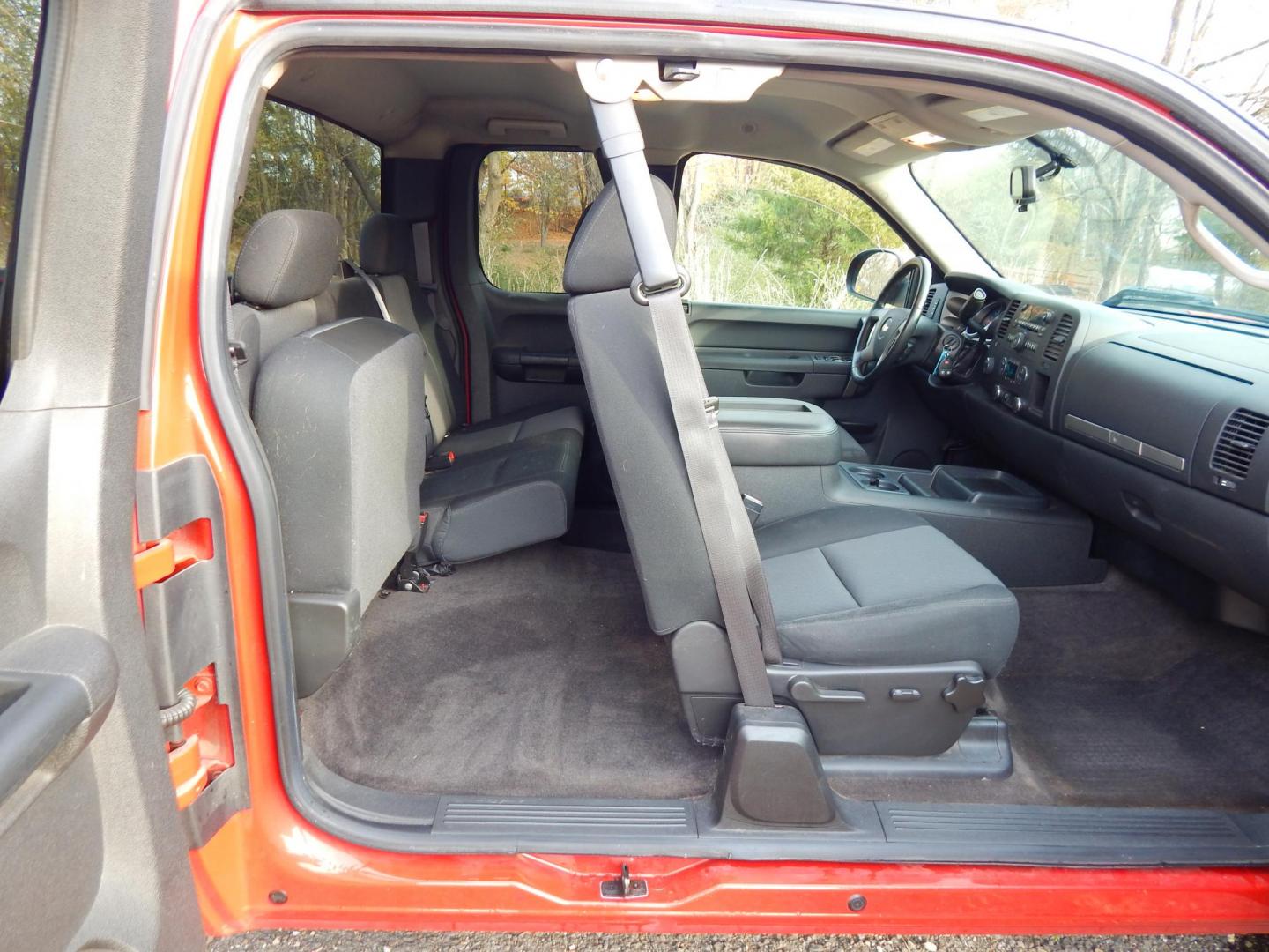 2013 RED /Black Cloth Chevrolet Silverado 1500 LT Ext. Cab Long Box 4WD (1GCRKSE78DZ) with an 5.3L V8 OHV 16V FFV engine, 6-Speed Automatic transmission, located at 6528 Lower York Road, New Hope, PA, 18938, (215) 862-9555, 40.358707, -74.977882 - Here we have a very nice Chevy Silverado with a 5.3L V8 putting power to a 4x4 automatic transmission. Options include: black cloth, dual climate controls, AM/FM/CD/AUX radio, cruise control, tilt steering wheel, automatic headlights, power windows, power locks, power mirrors, 18 inch alloy wheels a - Photo#17