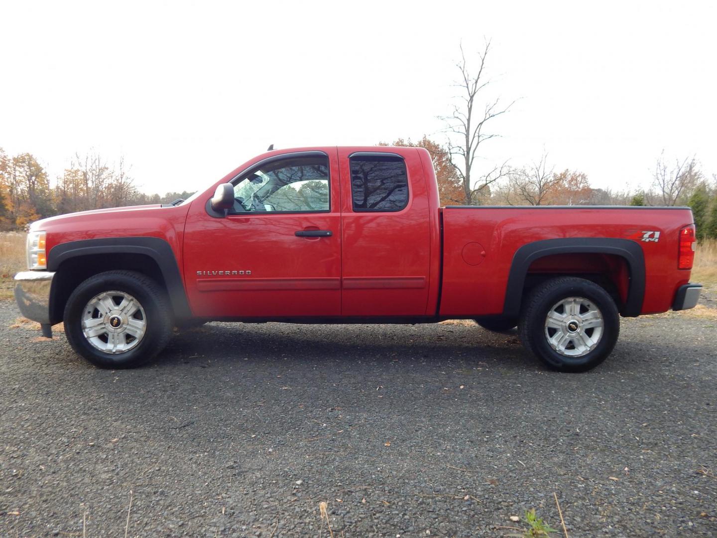 2013 RED /Black Cloth Chevrolet Silverado 1500 LT Ext. Cab Long Box 4WD (1GCRKSE78DZ) with an 5.3L V8 OHV 16V FFV engine, 6-Speed Automatic transmission, located at 6528 Lower York Road, New Hope, PA, 18938, (215) 862-9555, 40.358707, -74.977882 - Here we have a very nice Chevy Silverado with a 5.3L V8 putting power to a 4x4 automatic transmission. Options include: black cloth, dual climate controls, AM/FM/CD/AUX radio, cruise control, tilt steering wheel, automatic headlights, power windows, power locks, power mirrors, 18 inch alloy wheels a - Photo#3