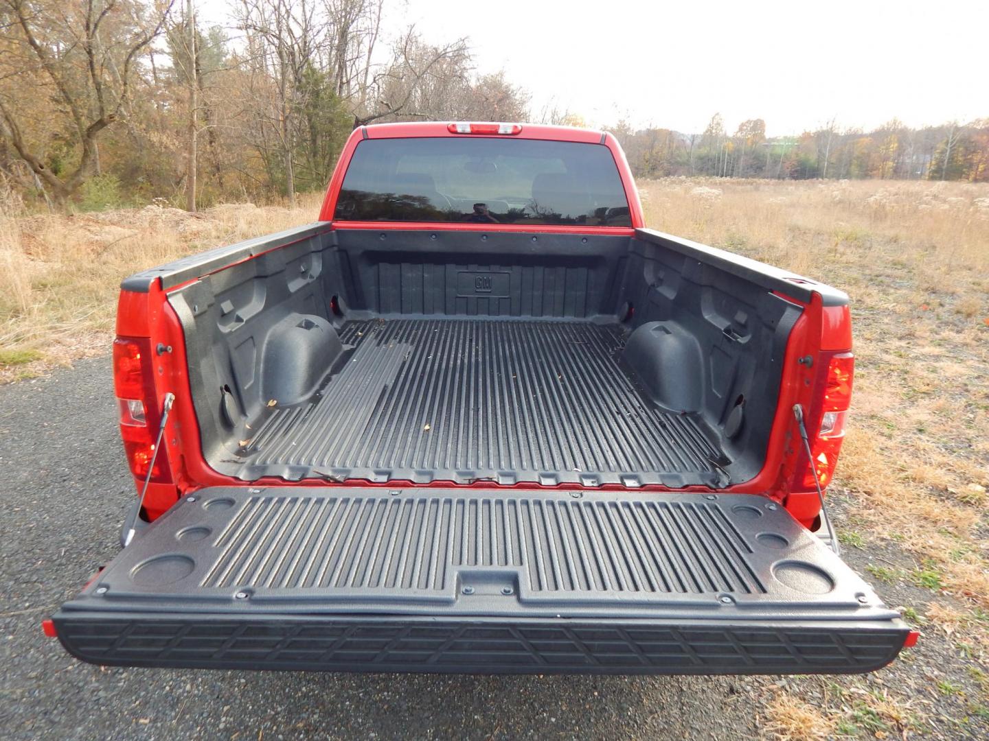 2013 RED /Black Cloth Chevrolet Silverado 1500 LT Ext. Cab Long Box 4WD (1GCRKSE78DZ) with an 5.3L V8 OHV 16V FFV engine, 6-Speed Automatic transmission, located at 6528 Lower York Road, New Hope, PA, 18938, (215) 862-9555, 40.358707, -74.977882 - Here we have a very nice Chevy Silverado with a 5.3L V8 putting power to a 4x4 automatic transmission. Options include: black cloth, dual climate controls, AM/FM/CD/AUX radio, cruise control, tilt steering wheel, automatic headlights, power windows, power locks, power mirrors, 18 inch alloy wheels a - Photo#4