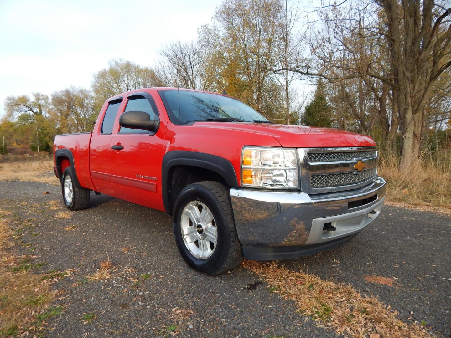 2013 RED /Black Cloth Chevrolet Silverado 1500 LT Ext. Cab Long Box 4WD (1GCRKSE78DZ) with an 5.3L V8 OHV 16V FFV engine, 6-Speed Automatic transmission, located at 6528 Lower York Road, New Hope, PA, 18938, (215) 862-9555, 40.358707, -74.977882 - Here we have a very nice Chevy Silverado with a 5.3L V8 putting power to a 4x4 automatic transmission. Options include: black cloth, dual climate controls, AM/FM/CD/AUX radio, cruise control, tilt steering wheel, automatic headlights, power windows, power locks, power mirrors, 18 inch alloy wheels a - Photo#5