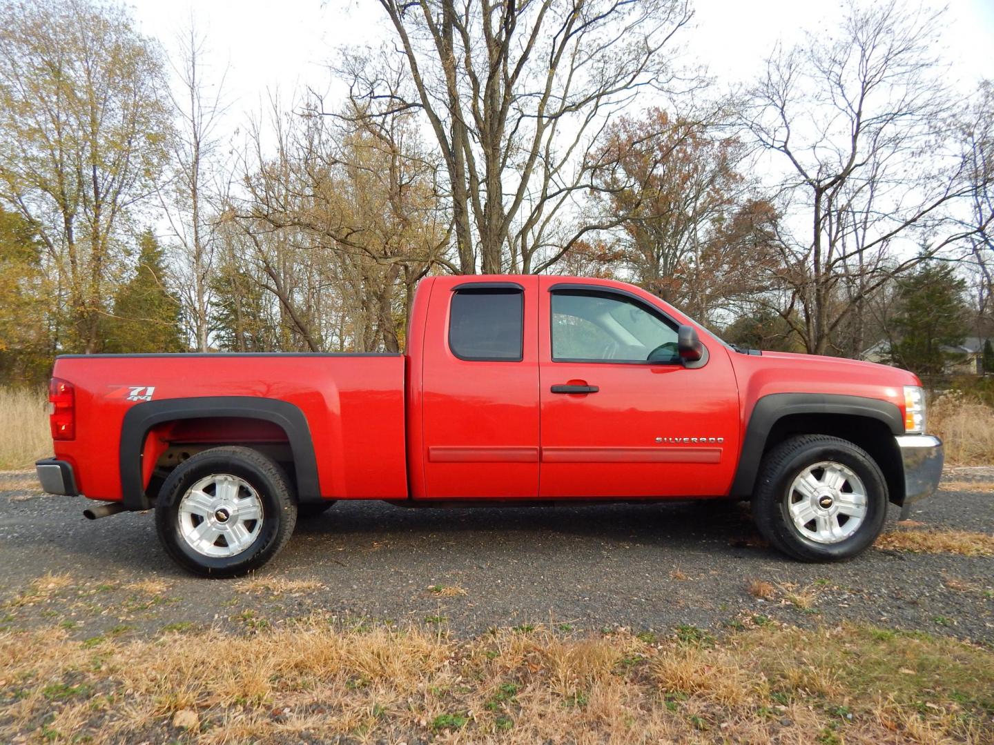 2013 RED /Black Cloth Chevrolet Silverado 1500 LT Ext. Cab Long Box 4WD (1GCRKSE78DZ) with an 5.3L V8 OHV 16V FFV engine, 6-Speed Automatic transmission, located at 6528 Lower York Road, New Hope, PA, 18938, (215) 862-9555, 40.358707, -74.977882 - Here we have a very nice Chevy Silverado with a 5.3L V8 putting power to a 4x4 automatic transmission. Options include: black cloth, dual climate controls, AM/FM/CD/AUX radio, cruise control, tilt steering wheel, automatic headlights, power windows, power locks, power mirrors, 18 inch alloy wheels a - Photo#6