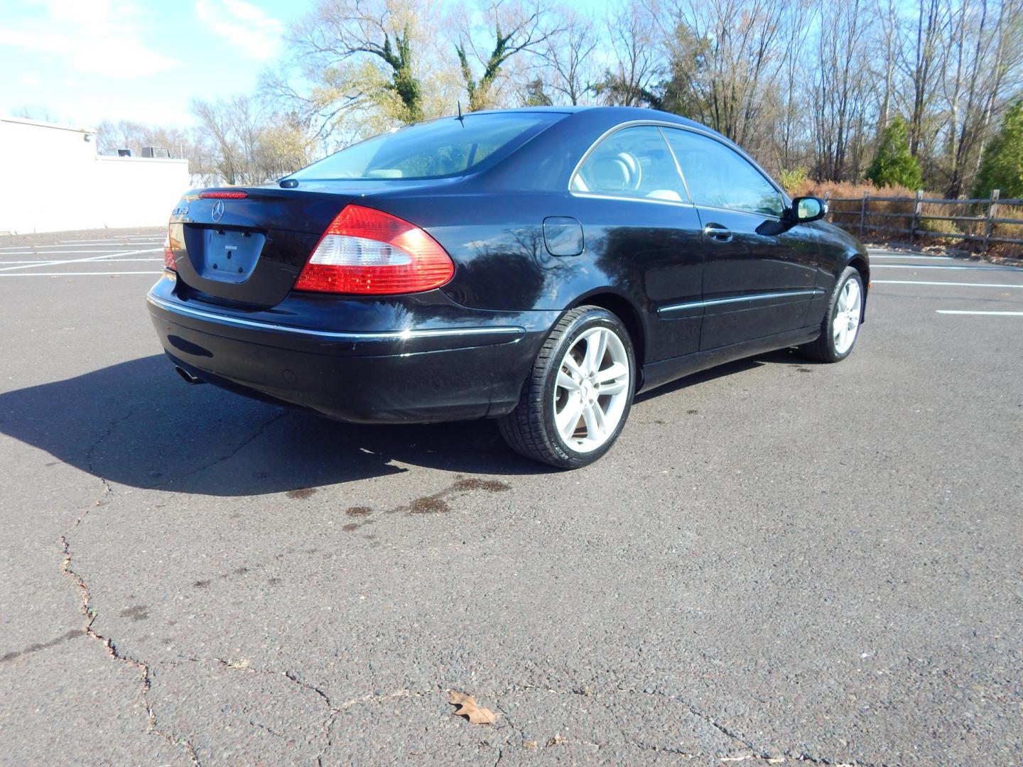 2006 Black /Tan Leather Mercedes-Benz CLK350 CLK350 Coupe (WDBTJ56J16F) with an 3.5L V6 DOHC 24V engine, 7-Speed Automatic Overdrive transmission, located at 6528 Lower York Road, New Hope, PA, 18938, (215) 862-9555, 40.358707, -74.977882 - Here we have a Mercedes Benz CLK350 with a 3.5L V6 putting power to the rear wheels via a smooth shifting automatic transmission. Options include: tan leather, dual power seats, dual climate control, sunroof, AM/FM/CD radio, Front heated seats, cruise control, tilt steering wheel, automatic headligh - Photo#5