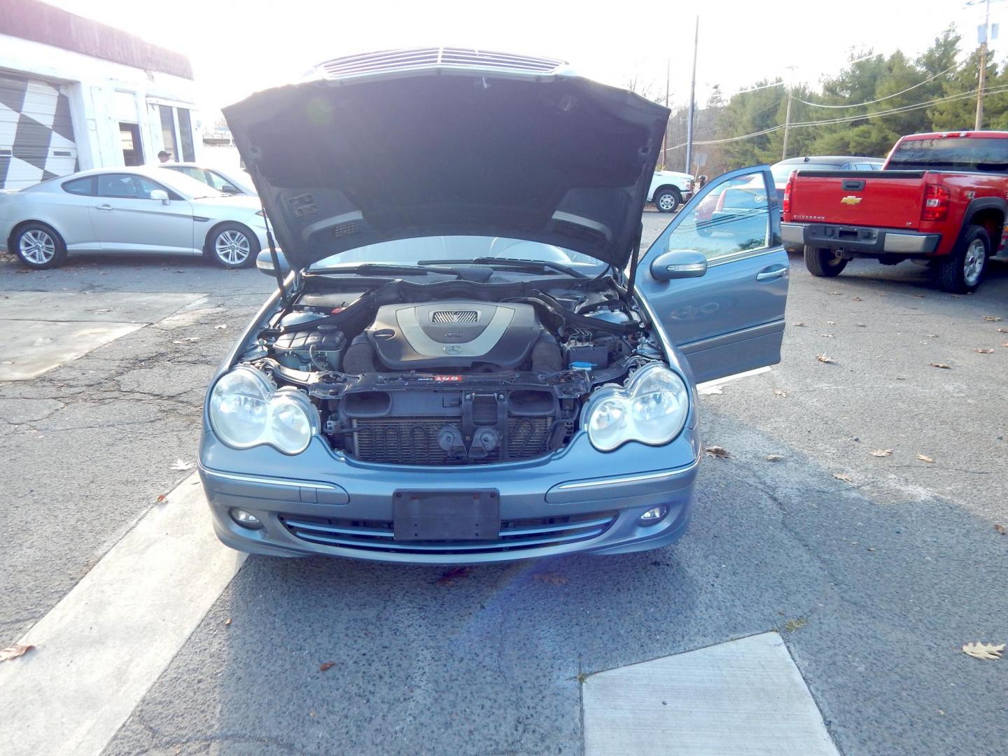 2007 Blue /Gray Leather Mercedes-Benz C-Class C280 Luxury Sedan 4Matic (WDBRF92H57F) with an 3.2L V6 SOHC 18V engine, Automatic transmission, located at 6528 Lower York Road, New Hope, PA, 18938, (215) 862-9555, 40.358707, -74.977882 - Here we have a Mercedes Benz C280 with a 3.0L V6 putting power to the ground via a smooth shifting all wheel drive transmission. Options include: gray leather, dual power seats, heated front seats, dual climate controls, AM/FM/CD radio, power tilt steering wheel, automatic headlights, power windows/ - Photo#23