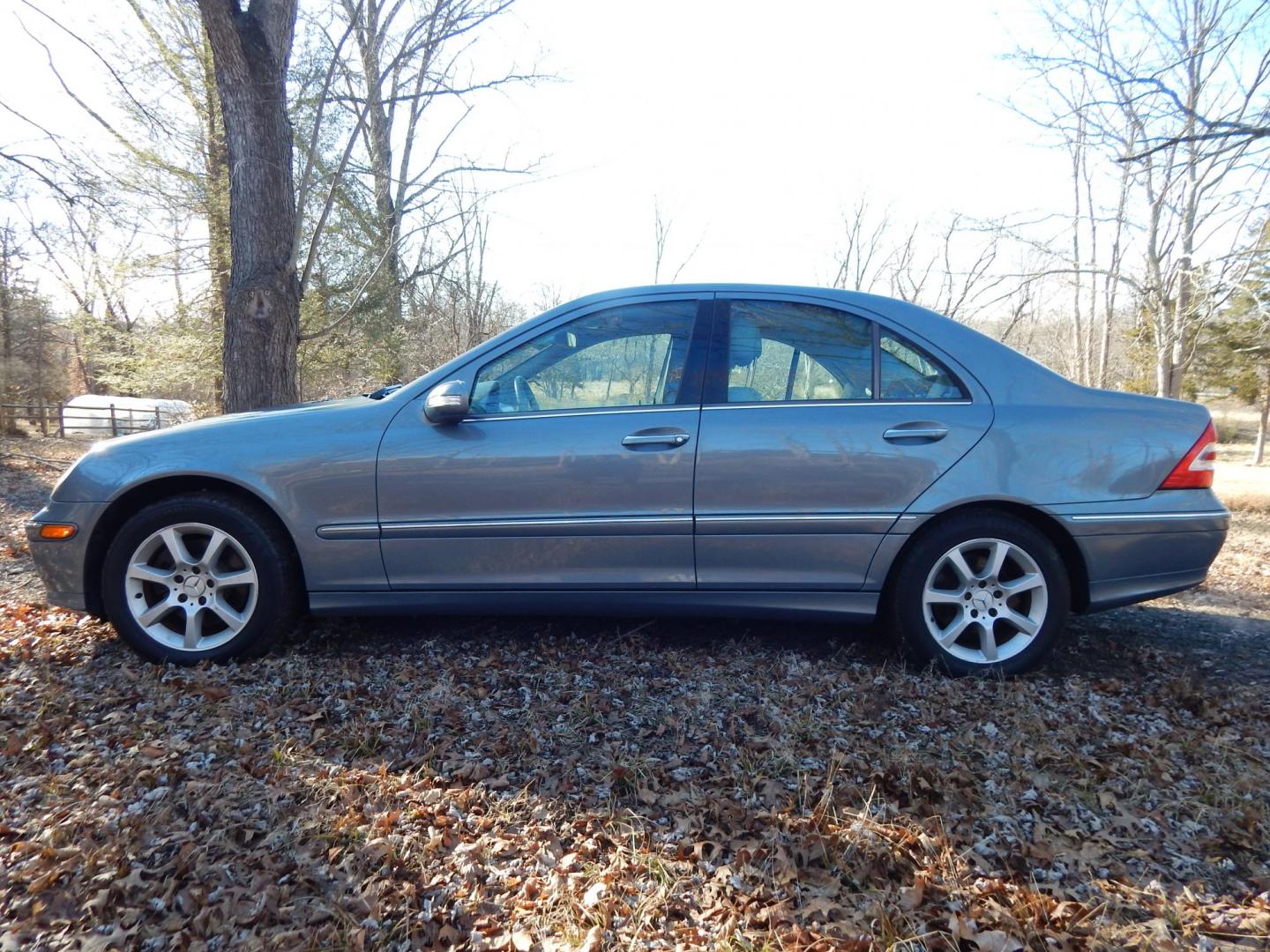 2007 Blue /Gray Leather Mercedes-Benz C-Class C280 Luxury Sedan 4Matic (WDBRF92H57F) with an 3.2L V6 SOHC 18V engine, Automatic transmission, located at 6528 Lower York Road, New Hope, PA, 18938, (215) 862-9555, 40.358707, -74.977882 - Here we have a Mercedes Benz C280 with a 3.0L V6 putting power to the ground via a smooth shifting all wheel drive transmission. Options include: gray leather, dual power seats, heated front seats, dual climate controls, AM/FM/CD radio, power tilt steering wheel, automatic headlights, power windows/ - Photo#16