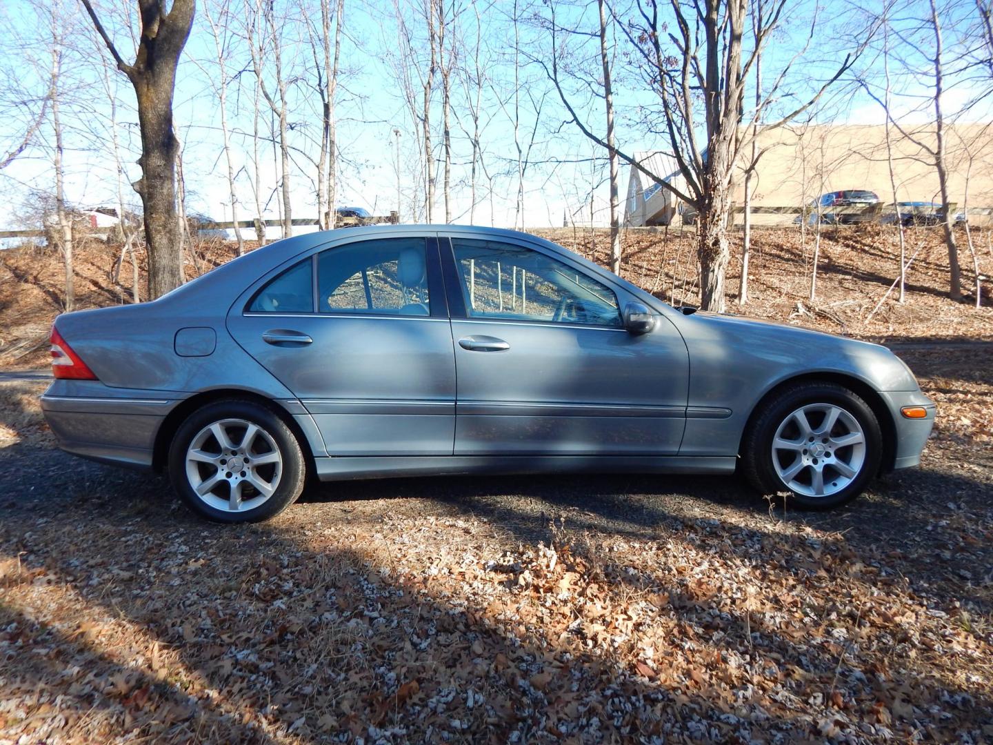 2007 Blue /Gray Leather Mercedes-Benz C-Class C280 Luxury Sedan 4Matic (WDBRF92H57F) with an 3.2L V6 SOHC 18V engine, Automatic transmission, located at 6528 Lower York Road, New Hope, PA, 18938, (215) 862-9555, 40.358707, -74.977882 - Here we have a Mercedes Benz C280 with a 3.0L V6 putting power to the ground via a smooth shifting all wheel drive transmission. Options include: gray leather, dual power seats, heated front seats, dual climate controls, AM/FM/CD radio, power tilt steering wheel, automatic headlights, power windows/ - Photo#19