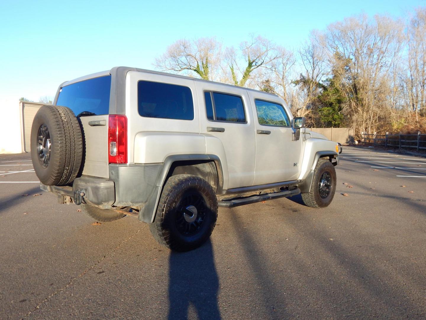 2007 Gray /Black Leather Hummer H3 Luxury (5GTDN13E378) with an 3.7L L5 DOHC 20V engine, Automatic transmission, located at 6528 Lower York Road, New Hope, PA, 18938, (215) 862-9555, 40.358707, -74.977882 - Photo#3