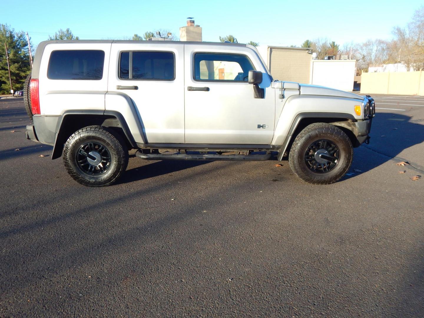 2007 Gray /Black Leather Hummer H3 Luxury (5GTDN13E378) with an 3.7L L5 DOHC 20V engine, Automatic transmission, located at 6528 Lower York Road, New Hope, PA, 18938, (215) 862-9555, 40.358707, -74.977882 - Photo#4