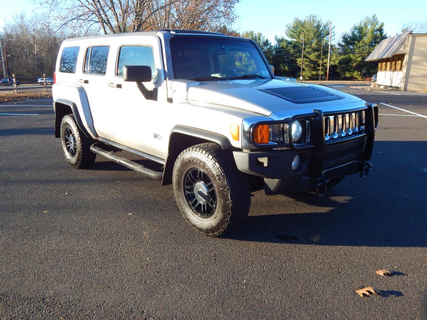 2007 Gray /Black Leather Hummer H3 Luxury (5GTDN13E378) with an 3.7L L5 DOHC 20V engine, Automatic transmission, located at 6528 Lower York Road, New Hope, PA, 18938, (215) 862-9555, 40.358707, -74.977882 - Photo#5