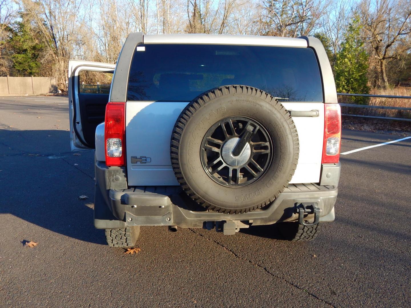 2007 Gray /Black Leather Hummer H3 Luxury (5GTDN13E378) with an 3.7L L5 DOHC 20V engine, Automatic transmission, located at 6528 Lower York Road, New Hope, PA, 18938, (215) 862-9555, 40.358707, -74.977882 - Photo#7