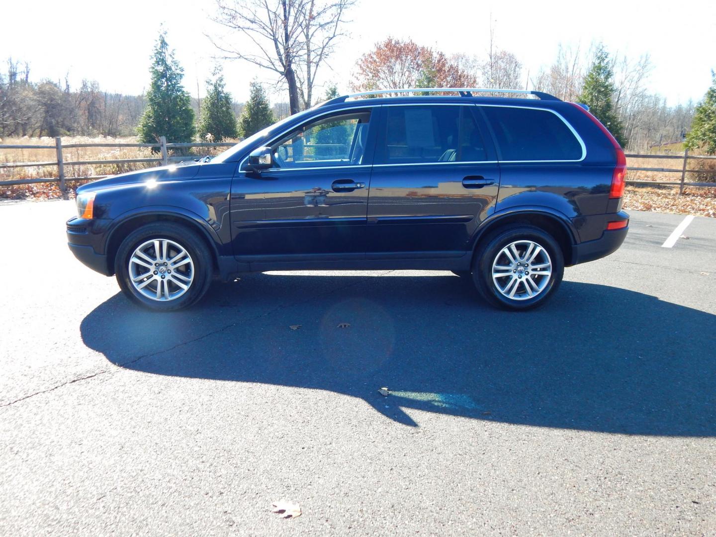 2010 Blue /Black Leather Volvo XC90 3.2 AWD 7-Passenger (YV4982CZ4A1) with an 3.2L L6 DOHC 24V engine, 6-Speed Automatic Overdrive transmission, located at 6528 Lower York Road, New Hope, PA, 18938, (215) 862-9555, 40.358707, -74.977882 - Here we have a very nice, ONE OWNER, NO ACCIDENT Volvo XC90 with a 3.2L inline 6 putting power to the ground via a smooth shifting all wheel drive transmission. Options include: black leather, power seats, wood grain trim, dual climate controls, heated seats, AM/FM/CD radio, tilt steering wheel, cru - Photo#1