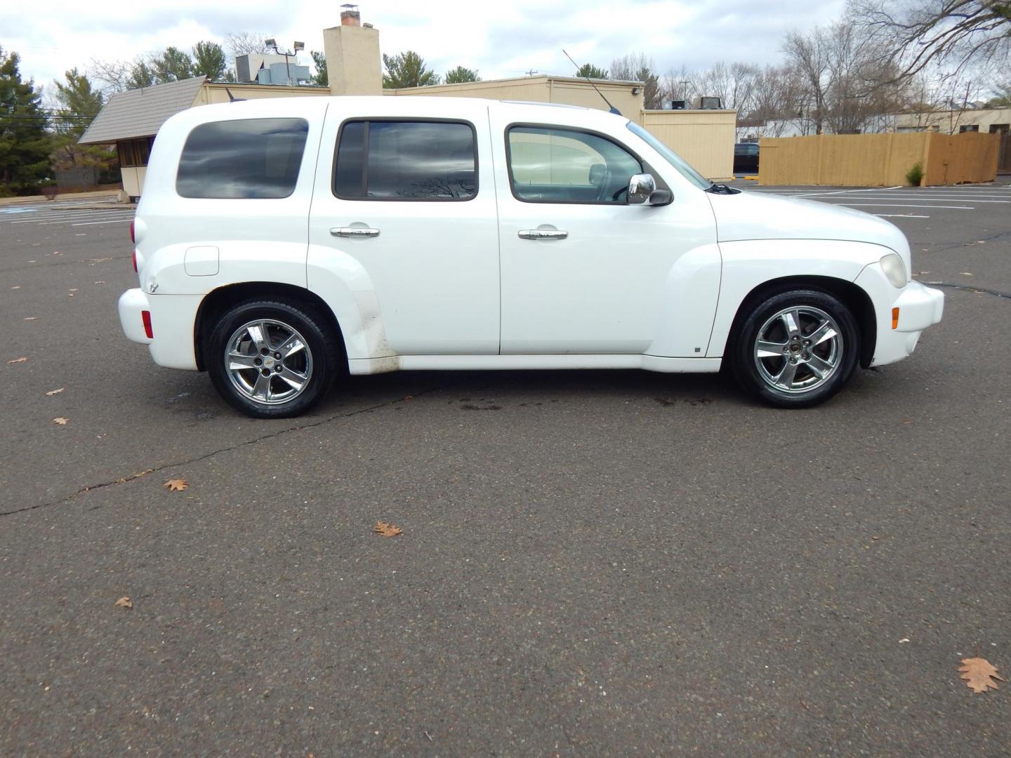 2009 White /Black Cloth Chevrolet HHR LT1 (3GNCA23B19S) with an 2.2L L4 DOHC 16V engine, 4-Speed Automatic Overdrive transmission, located at 6528 Lower York Road, New Hope, PA, 18938, (215) 862-9555, 40.358707, -74.977882 - Here we have a Chevy HHR with a 2.2L inline 4 cylinder putting power to the front wheels via an automatic transmission. Options include: black cloth, heat, A/C, AM/FM/CD/XM radio, sunroof, cruise control, tilt steering wheel, power windows, power locks, power mirrors, traction control, 16 inch alloy - Photo#4