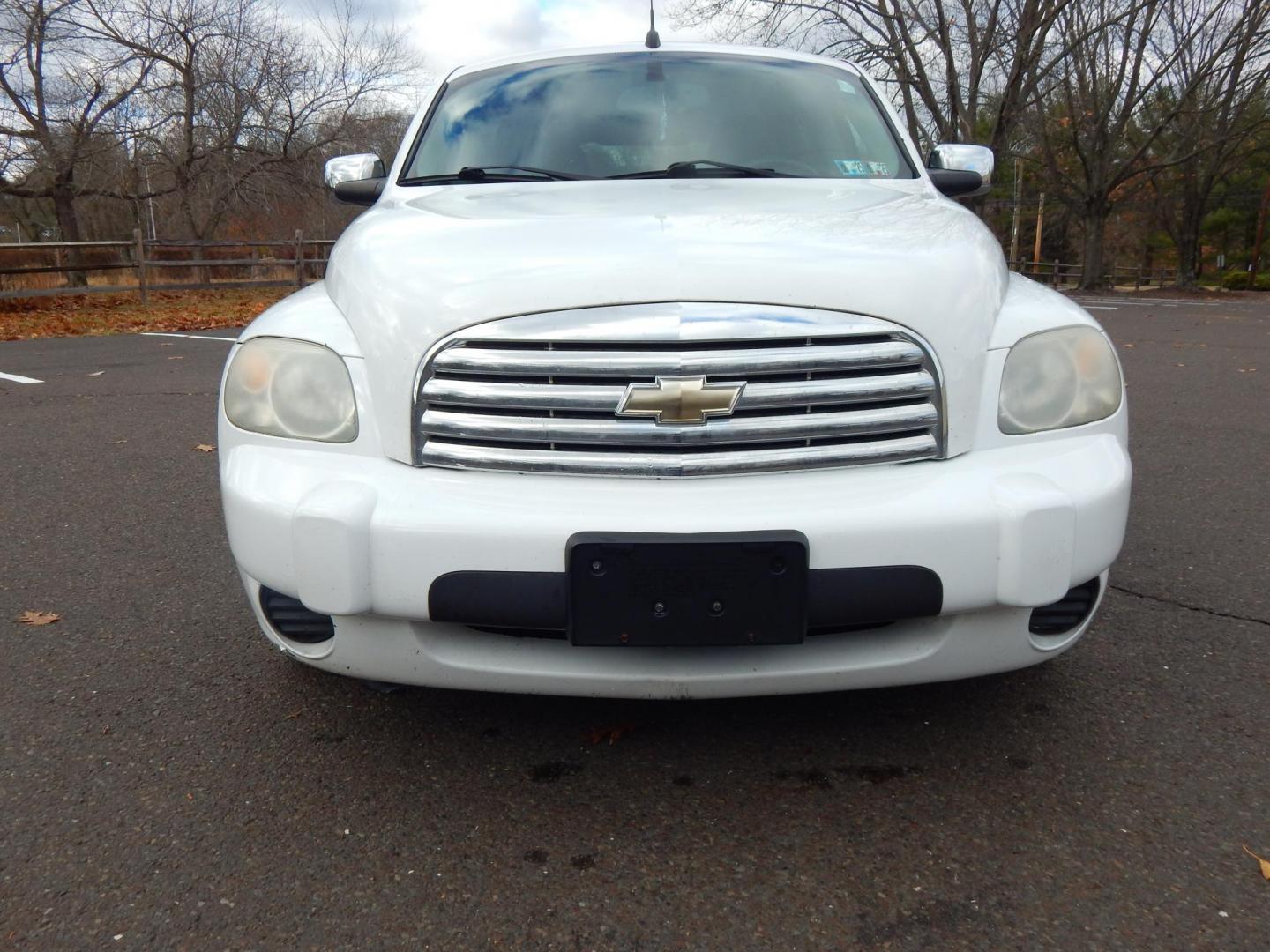 2009 White /Black Cloth Chevrolet HHR LT1 (3GNCA23B19S) with an 2.2L L4 DOHC 16V engine, 4-Speed Automatic Overdrive transmission, located at 6528 Lower York Road, New Hope, PA, 18938, (215) 862-9555, 40.358707, -74.977882 - Here we have a Chevy HHR with a 2.2L inline 4 cylinder putting power to the front wheels via an automatic transmission. Options include: black cloth, heat, A/C, AM/FM/CD/XM radio, sunroof, cruise control, tilt steering wheel, power windows, power locks, power mirrors, traction control, 16 inch alloy - Photo#5