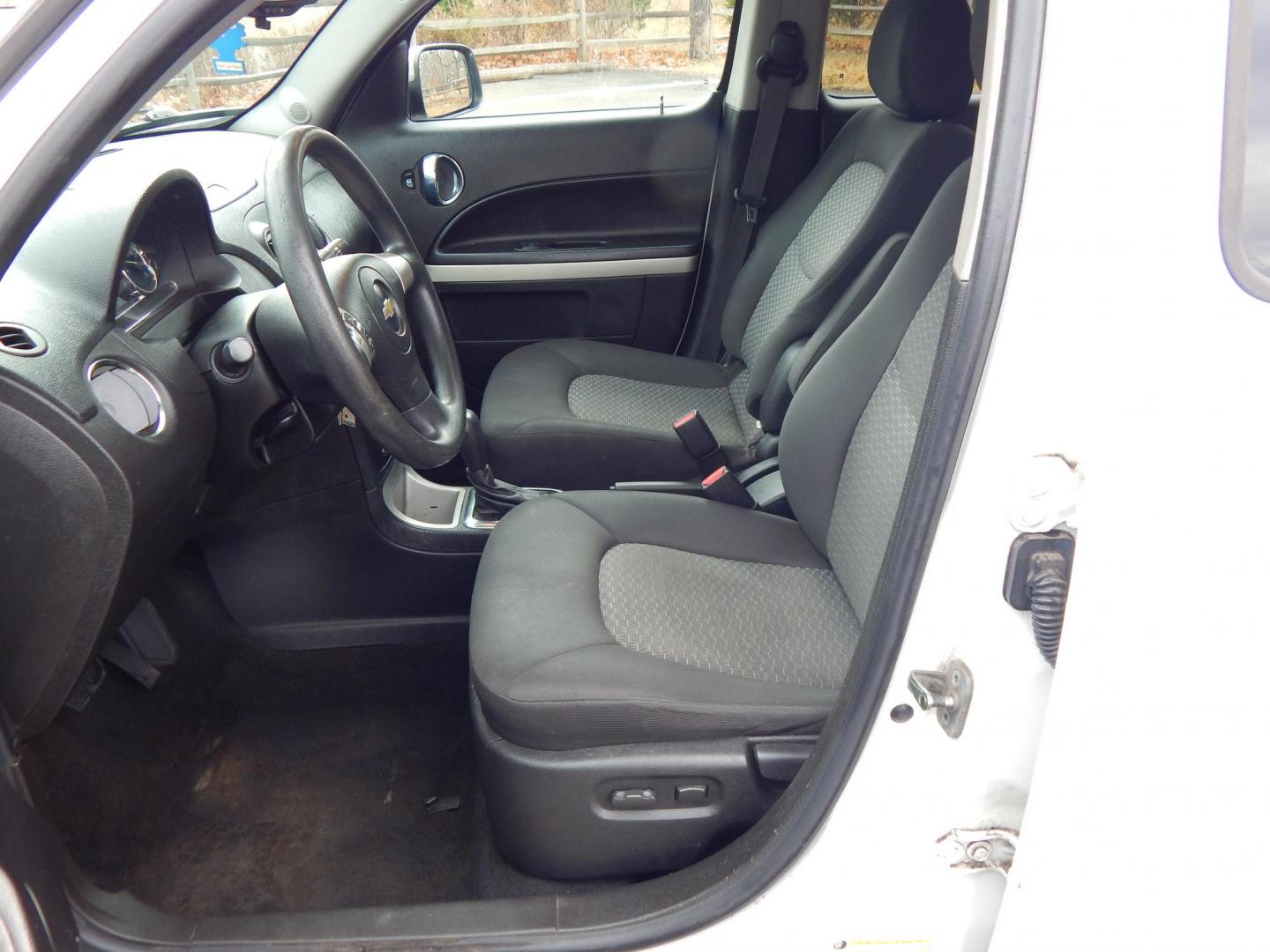 2009 White /Black Cloth Chevrolet HHR LT1 (3GNCA23B19S) with an 2.2L L4 DOHC 16V engine, 4-Speed Automatic Overdrive transmission, located at 6528 Lower York Road, New Hope, PA, 18938, (215) 862-9555, 40.358707, -74.977882 - Here we have a Chevy HHR with a 2.2L inline 4 cylinder putting power to the front wheels via an automatic transmission. Options include: black cloth, heat, A/C, AM/FM/CD/XM radio, sunroof, cruise control, tilt steering wheel, power windows, power locks, power mirrors, traction control, 16 inch alloy - Photo#8