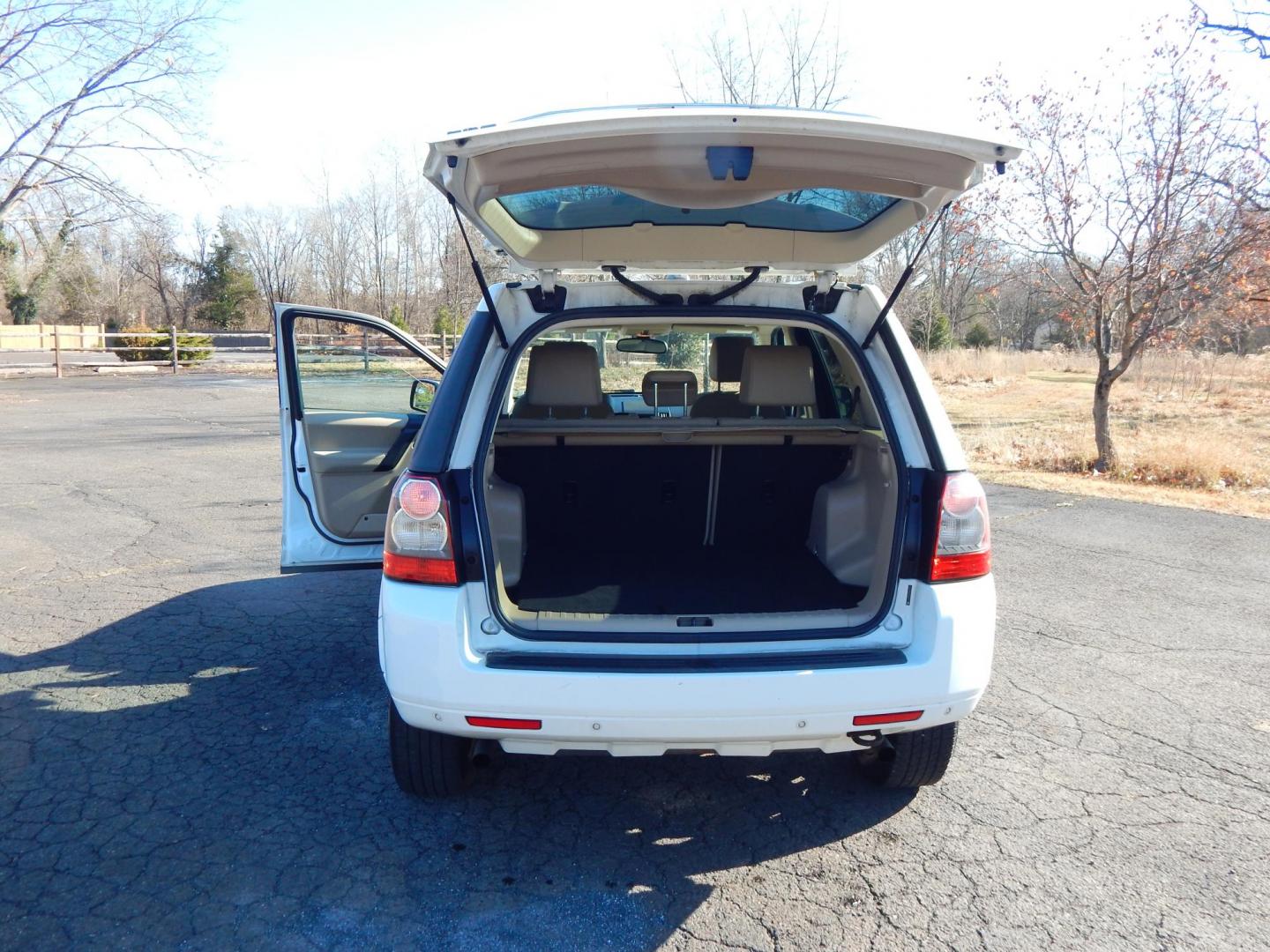 2011 White /Tan Leather Land Rover LR2 HSE (SALFR2BN5BH) with an 3.2L L6 DOHC 24V engine, 6-Speed Automatic transmission, located at 6528 Lower York Road, New Hope, PA, 18938, (215) 862-9555, 40.358707, -74.977882 - Here we have a very nice, one owner, Land Rover LR2 with a 3.2L inline 6 putting power to an all wheel drive automatic transmission. Options include: tan leather, dual power seats, dual sunroofs, AM/FM/CD/AUX radio with Alpine speakers, dual climate controls, heated seats, cruise control, automatic - Photo#14