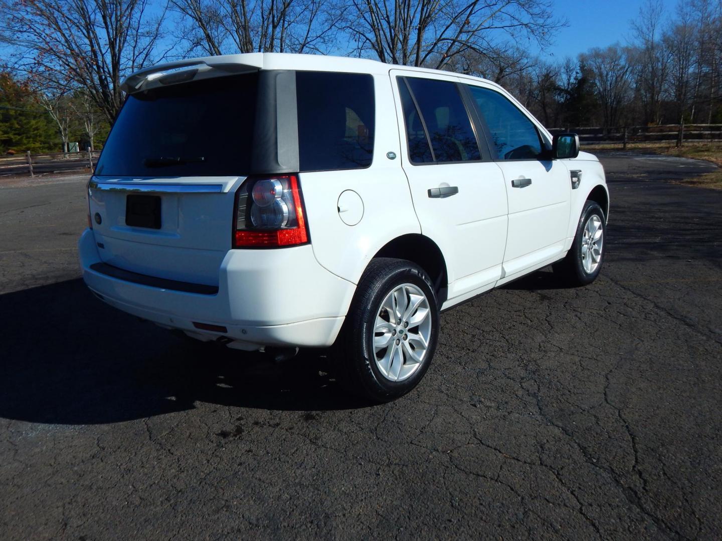 2011 White /Tan Leather Land Rover LR2 HSE (SALFR2BN5BH) with an 3.2L L6 DOHC 24V engine, 6-Speed Automatic transmission, located at 6528 Lower York Road, New Hope, PA, 18938, (215) 862-9555, 40.358707, -74.977882 - Here we have a very nice, one owner, Land Rover LR2 with a 3.2L inline 6 putting power to an all wheel drive automatic transmission. Options include: tan leather, dual power seats, dual sunroofs, AM/FM/CD/AUX radio with Alpine speakers, dual climate controls, heated seats, cruise control, automatic - Photo#3