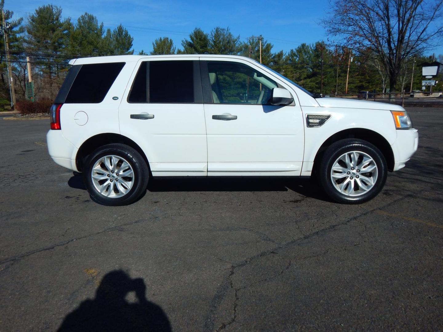 2011 White /Tan Leather Land Rover LR2 HSE (SALFR2BN5BH) with an 3.2L L6 DOHC 24V engine, 6-Speed Automatic transmission, located at 6528 Lower York Road, New Hope, PA, 18938, (215) 862-9555, 40.358707, -74.977882 - Here we have a very nice, one owner, Land Rover LR2 with a 3.2L inline 6 putting power to an all wheel drive automatic transmission. Options include: tan leather, dual power seats, dual sunroofs, AM/FM/CD/AUX radio with Alpine speakers, dual climate controls, heated seats, cruise control, automatic - Photo#4