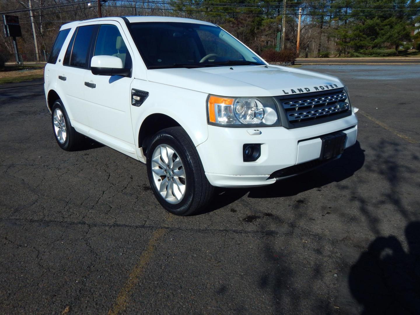 2011 White /Tan Leather Land Rover LR2 HSE (SALFR2BN5BH) with an 3.2L L6 DOHC 24V engine, 6-Speed Automatic transmission, located at 6528 Lower York Road, New Hope, PA, 18938, (215) 862-9555, 40.358707, -74.977882 - Here we have a very nice, one owner, Land Rover LR2 with a 3.2L inline 6 putting power to an all wheel drive automatic transmission. Options include: tan leather, dual power seats, dual sunroofs, AM/FM/CD/AUX radio with Alpine speakers, dual climate controls, heated seats, cruise control, automatic - Photo#5