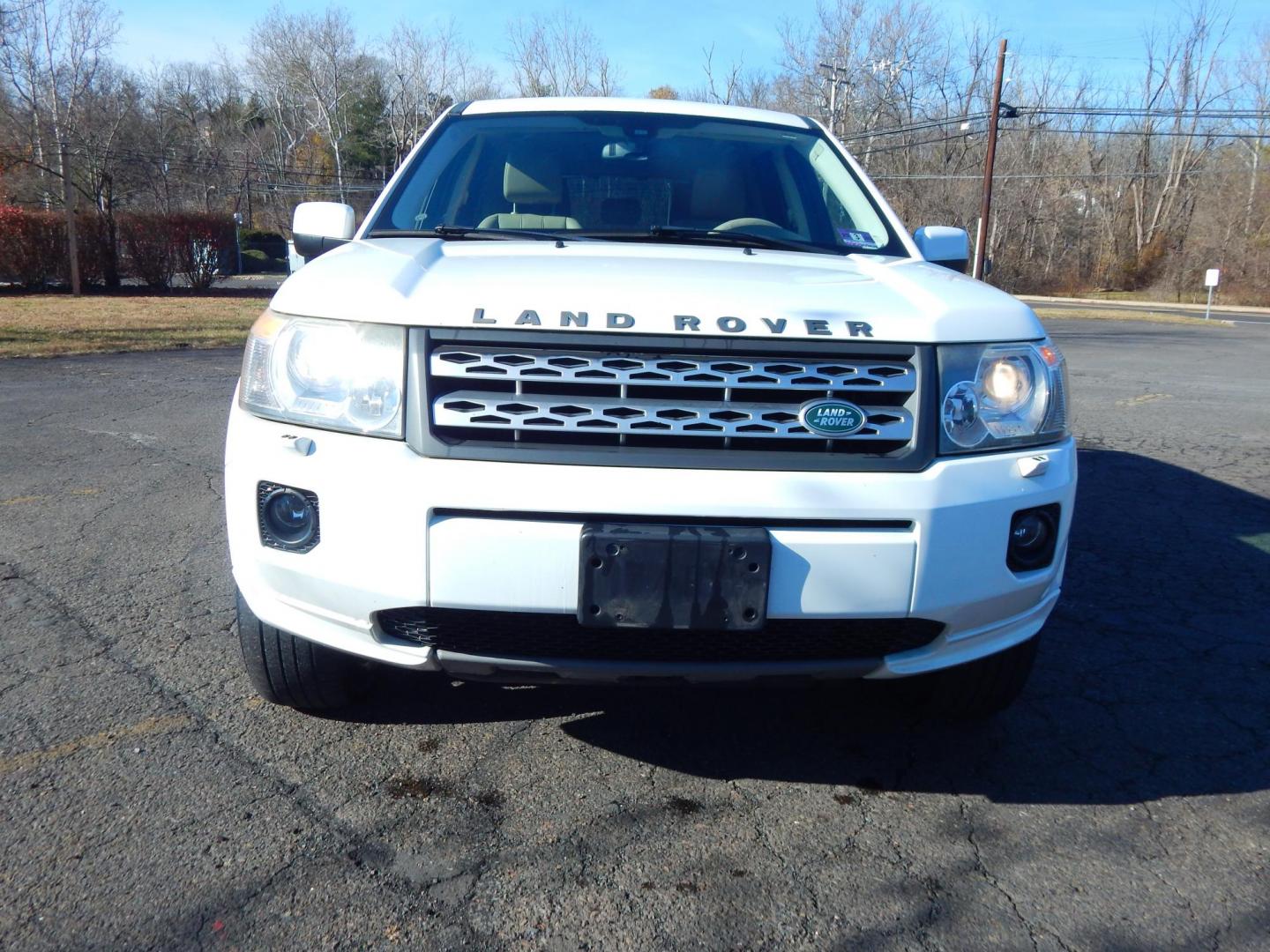 2011 White /Tan Leather Land Rover LR2 HSE (SALFR2BN5BH) with an 3.2L L6 DOHC 24V engine, 6-Speed Automatic transmission, located at 6528 Lower York Road, New Hope, PA, 18938, (215) 862-9555, 40.358707, -74.977882 - Here we have a very nice, one owner, Land Rover LR2 with a 3.2L inline 6 putting power to an all wheel drive automatic transmission. Options include: tan leather, dual power seats, dual sunroofs, AM/FM/CD/AUX radio with Alpine speakers, dual climate controls, heated seats, cruise control, automatic - Photo#6