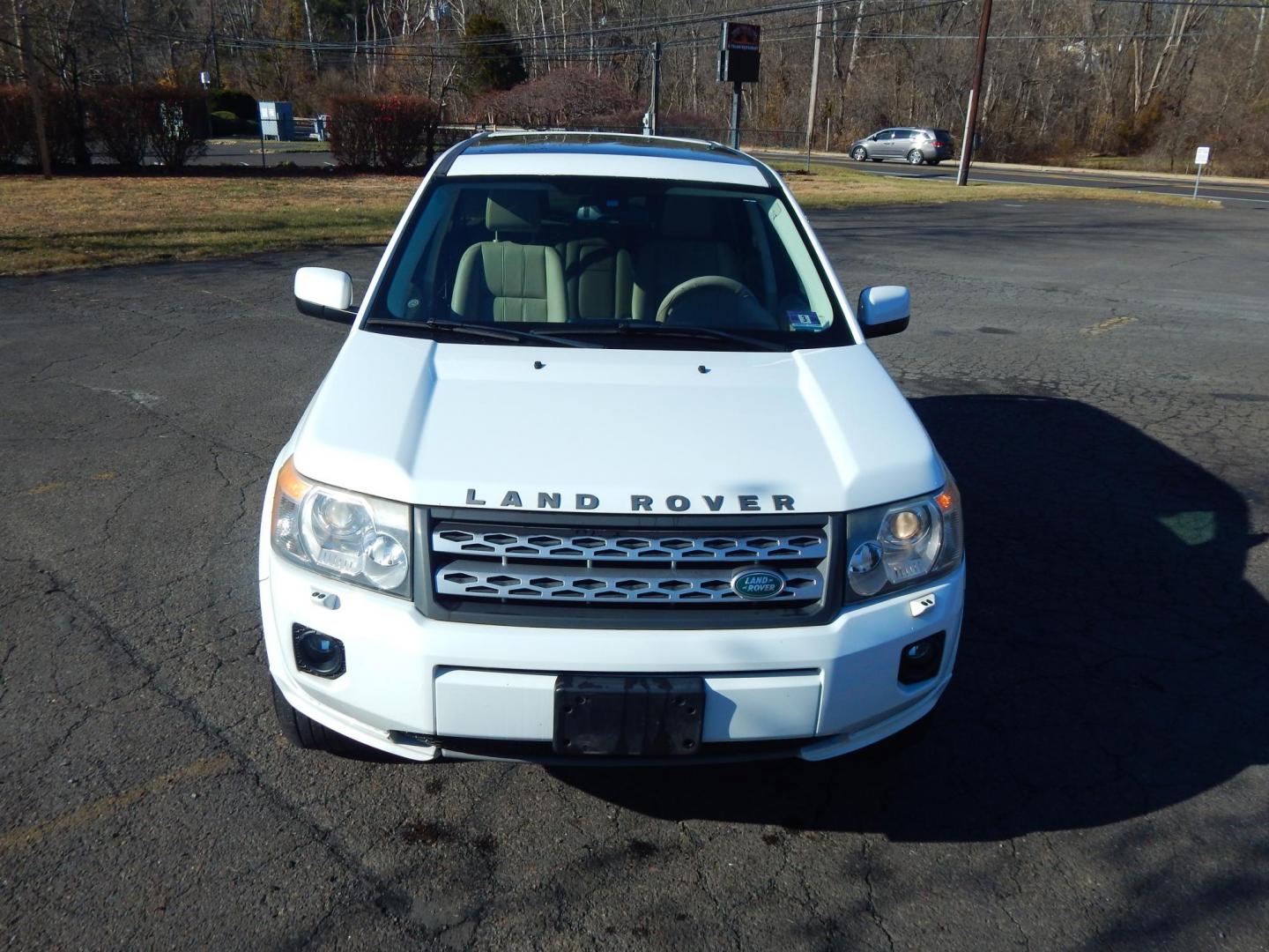 2011 White /Tan Leather Land Rover LR2 HSE (SALFR2BN5BH) with an 3.2L L6 DOHC 24V engine, 6-Speed Automatic transmission, located at 6528 Lower York Road, New Hope, PA, 18938, (215) 862-9555, 40.358707, -74.977882 - Here we have a very nice, one owner, Land Rover LR2 with a 3.2L inline 6 putting power to an all wheel drive automatic transmission. Options include: tan leather, dual power seats, dual sunroofs, AM/FM/CD/AUX radio with Alpine speakers, dual climate controls, heated seats, cruise control, automatic - Photo#7