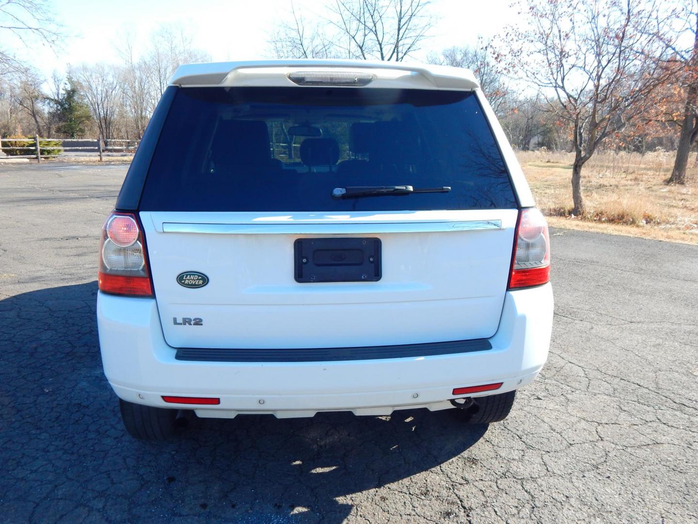 2011 White /Tan Leather Land Rover LR2 HSE (SALFR2BN5BH) with an 3.2L L6 DOHC 24V engine, 6-Speed Automatic transmission, located at 6528 Lower York Road, New Hope, PA, 18938, (215) 862-9555, 40.358707, -74.977882 - Here we have a very nice, one owner, Land Rover LR2 with a 3.2L inline 6 putting power to an all wheel drive automatic transmission. Options include: tan leather, dual power seats, dual sunroofs, AM/FM/CD/AUX radio with Alpine speakers, dual climate controls, heated seats, cruise control, automatic - Photo#8