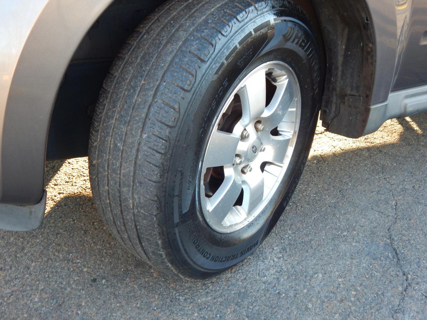 2012 Gray /Black Leather Ford Escape Limited 4WD (1FMCU9EG8CK) with an 3.0L V6 DOHC 24V engine, 6-Speed Automatic transmission, located at 6528 Lower York Road, New Hope, PA, 18938, (215) 862-9555, 40.358707, -74.977882 - Here we have a Ford Escape Limited with a 3.0L V6 putting power to an all wheel drive automatic transmission. Options include: black leather, power drivers seat, heated front seats, dual climate, AM/FM/CD/AUX/SIRIUS radio, cruise control, sunroof, automatic headlights, power windows/locks/mirrors, r - Photo#18