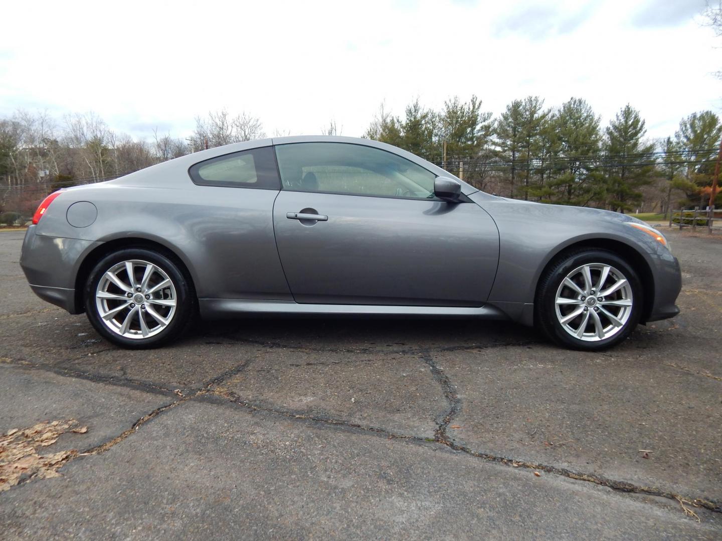 2013 Gray /Black leather Infiniti G Coupe x AWD (JN1CV6ELXDM) with an 3.7L V6 DOHC 24V engine, 5-Speed Automatic transmission, located at 6528 Lower York Road, New Hope, PA, 18938, (215) 862-9555, 40.358707, -74.977882 - Here we have very fun driving, ONE OWNER, Infiniti G37X with a 3.7L V6 putting power to all four wheels via an automatic transmission. Options include: black leather, dual power seats, heated front seats, dual climate controls, cruise control, power tilt steering wheel, sunroof, automatic headlights - Photo#4