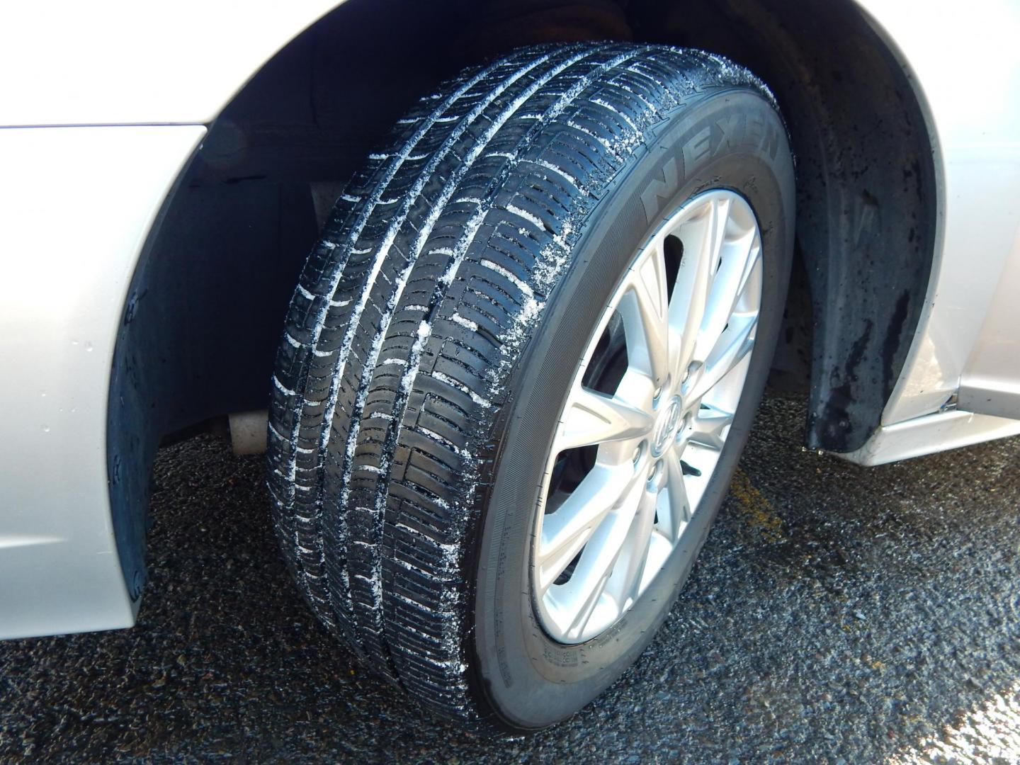 2010 Silver /Gray Leather Buick Lucerne CXL (1G4HC5EM8AU) with an 3.9L V6 OHV 12V engine, 4-Speed Automatic transmission, located at 6528 Lower York Road, New Hope, PA, 18938, (215) 862-9555, 40.358707, -74.977882 - Here we have a very nice, ONE OWNER, Buick with a 3.9L V6 putting power to the front wheels via a smooth shifting automatic transmission. Options include: gray leather, dual power seats, heat, A/C, AM/FM/CD/XM radio, heated front seats, heated steering wheel, automatic headlights, tilt steering whee - Photo#21