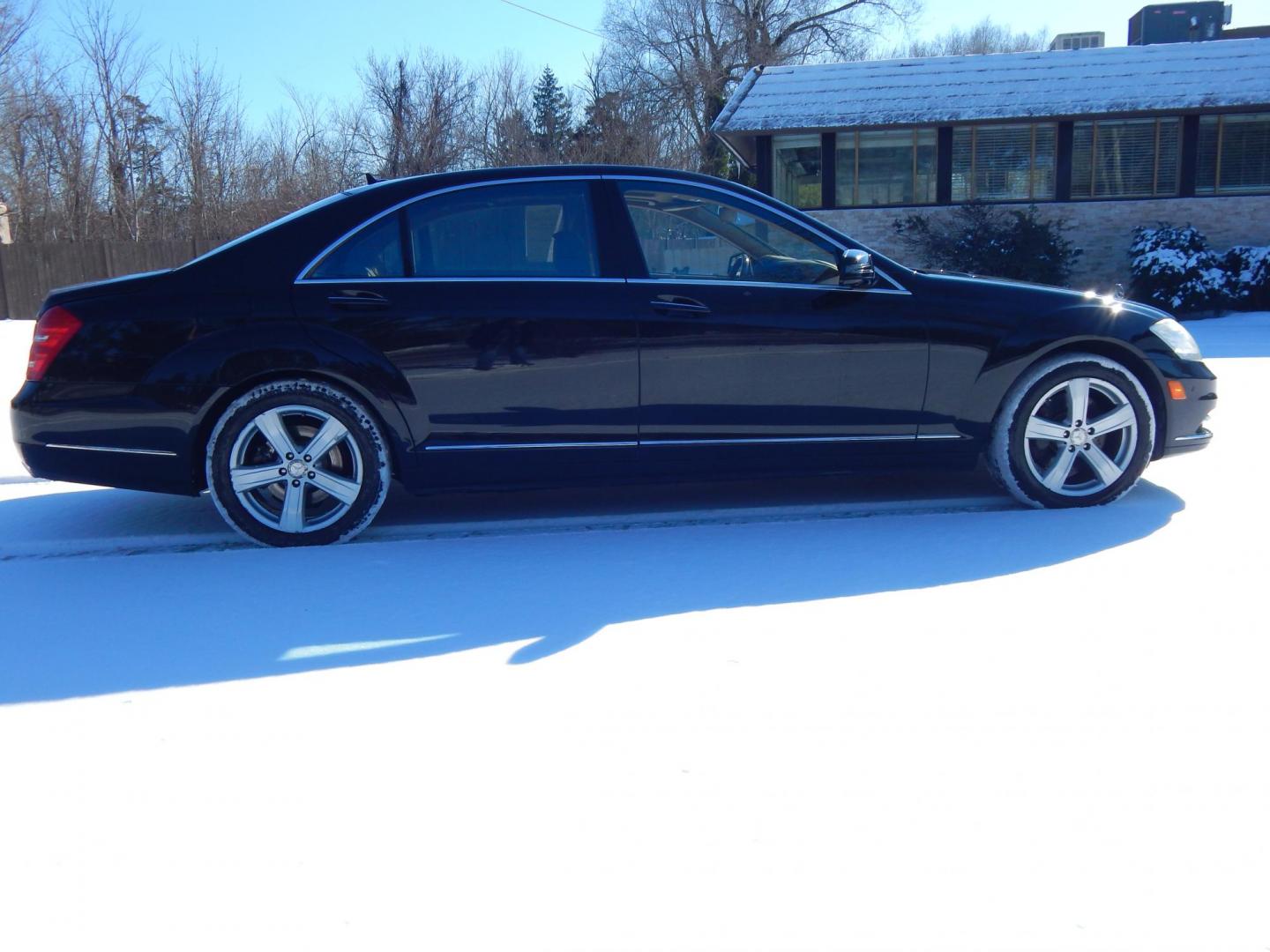 2011 Black /Tan Leather Mercedes-Benz S-Class S550 4-MATIC (WDDNG8GB5BA) with an 5.5L V8 DOHC 32V engine, 7-Speed Automatic transmission, located at 6528 Lower York Road, New Hope, PA, 18938, (215) 862-9555, 40.358707, -74.977882 - Photo#4