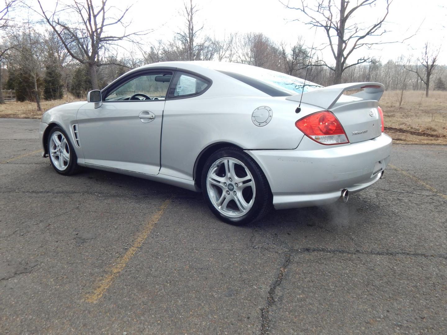 2005 Silver /Black Hyundai Tiburon SE (KMHHN65F45U) with an 2.7L V6 DOHC 24V engine, 6 Speed Manual transmission, located at 6528 Lower York Road, New Hope, PA, 18938, (215) 862-9555, 40.358707, -74.977882 - Here we have a Hyundai Tiburon with a 2.7L V6 putting power to the front wheels via a smooth shifting manual transmission. Options include: black leather with red insert seats, heat and A/C, JVC head unit, power windows/locks/mirrors, sunroof, cruise control, tilt steering wheel, IB. FT/MPG/Volt gau - Photo#2