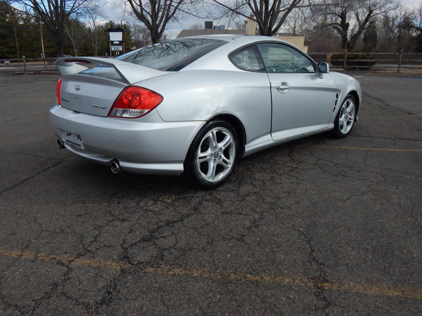 2005 Silver /Black Hyundai Tiburon SE (KMHHN65F45U) with an 2.7L V6 DOHC 24V engine, 6 Speed Manual transmission, located at 6528 Lower York Road, New Hope, PA, 18938, (215) 862-9555, 40.358707, -74.977882 - Here we have a Hyundai Tiburon with a 2.7L V6 putting power to the front wheels via a smooth shifting manual transmission. Options include: black leather with red insert seats, heat and A/C, JVC head unit, power windows/locks/mirrors, sunroof, cruise control, tilt steering wheel, IB. FT/MPG/Volt gau - Photo#3