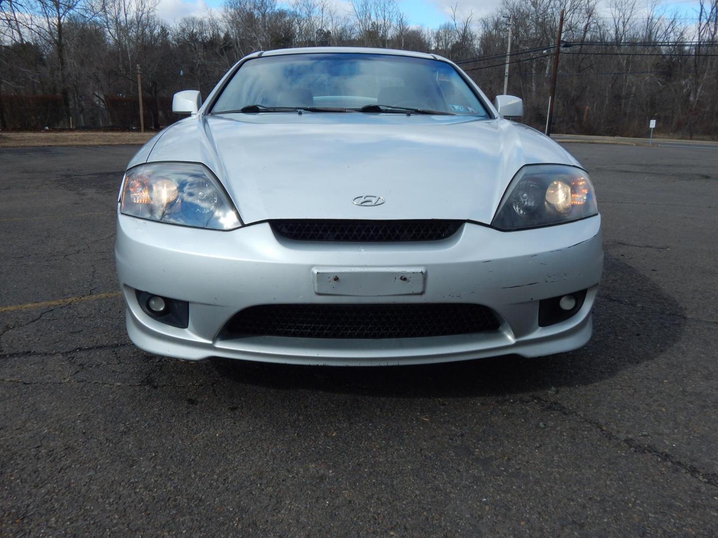 2005 Silver /Black Hyundai Tiburon SE (KMHHN65F45U) with an 2.7L V6 DOHC 24V engine, 6 Speed Manual transmission, located at 6528 Lower York Road, New Hope, PA, 18938, (215) 862-9555, 40.358707, -74.977882 - Here we have a Hyundai Tiburon with a 2.7L V6 putting power to the front wheels via a smooth shifting manual transmission. Options include: black leather with red insert seats, heat and A/C, JVC head unit, power windows/locks/mirrors, sunroof, cruise control, tilt steering wheel, IB. FT/MPG/Volt gau - Photo#6