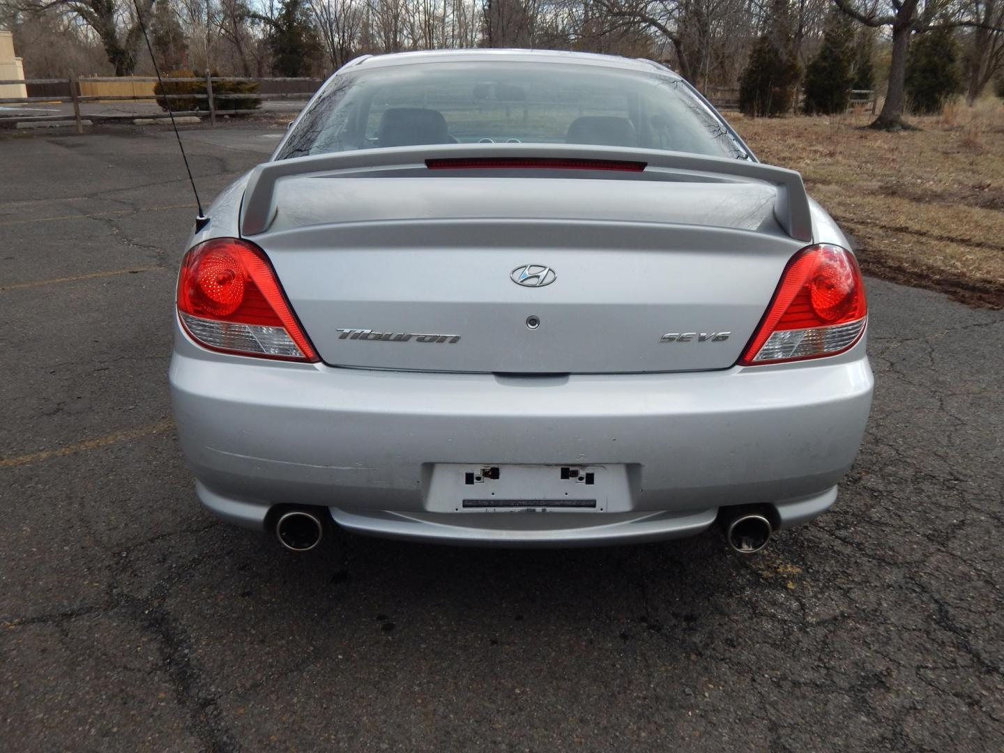 2005 Silver /Black Hyundai Tiburon SE (KMHHN65F45U) with an 2.7L V6 DOHC 24V engine, 6 Speed Manual transmission, located at 6528 Lower York Road, New Hope, PA, 18938, (215) 862-9555, 40.358707, -74.977882 - Here we have a Hyundai Tiburon with a 2.7L V6 putting power to the front wheels via a smooth shifting manual transmission. Options include: black leather with red insert seats, heat and A/C, JVC head unit, power windows/locks/mirrors, sunroof, cruise control, tilt steering wheel, IB. FT/MPG/Volt gau - Photo#7